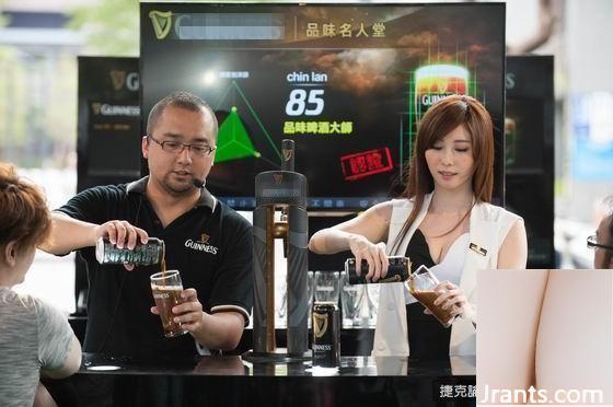 Zhang Baolan သည် bartending scene တွင် ရင်သားကြီးကြီးမားမား ဖက်ရှင်ကျကျ ၀တ်စားဆင်ယင်ပြီး လူအများ၏ မျက်လုံးများကို ကာကွယ်ထားပါသည် (52P)