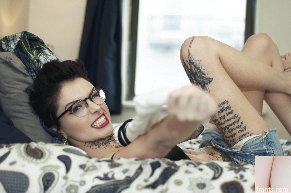 (Suicide Girls) 19 مارس 2015 &#8211; Leighraven Talk Nerdy to Me (50P)