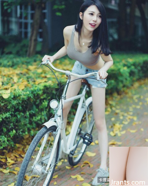 La chica linda con un cuerpo increíble, hermosas piernas, rostro y cintura delgada, con piel clara y ojos eléctricos~Crystal Lee~¿Cómo puedo soportar andar en bicicleta así (55P)