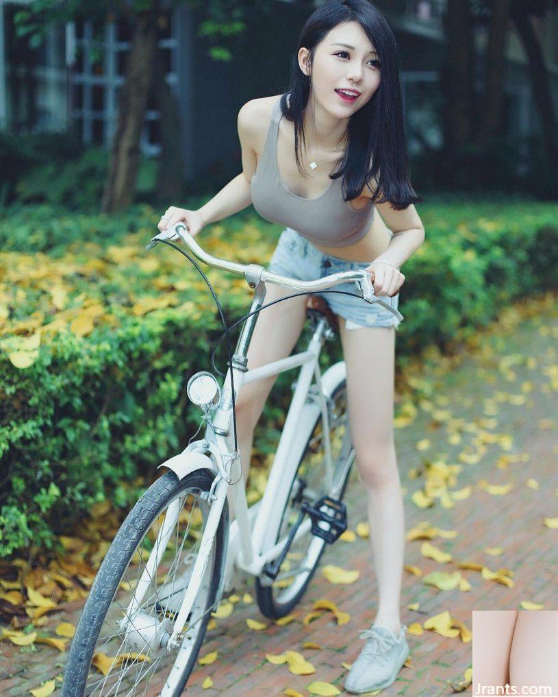 La bella ragazza con un corpo incredibile, gambe bellissime, viso e vita sottile, con la pelle chiara e gli occhi elettrici~Crystal Lee~Come posso sopportare di andare in bicicletta in questo modo (55P)