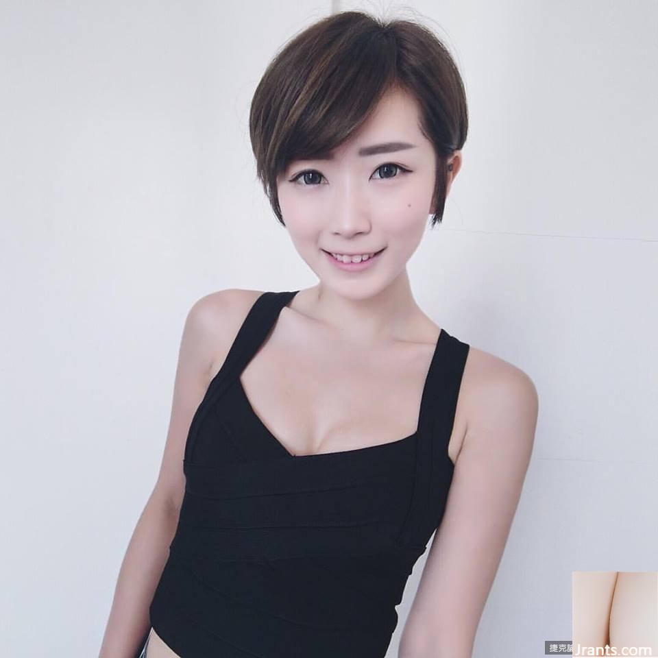 Chen Qianjing sexy avec de petits seins exposés (10P)