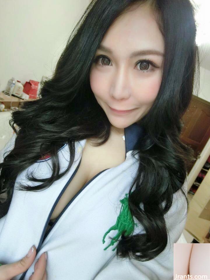 Gadis amatir dengan payudara E-cup~Zhan Wanyi~berfoto selfie dengan rompi berpotongan rendah di dalam mobil, memperlihatkan payudaranya yang cantik dan indah (35P)