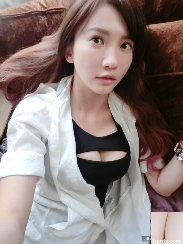 32D Hot Madou~Mia Wei Keren~mengambil selfie kabur di tempat tidur dengan kaki indahnya terbuka, menunjukkan temperamen dan kecantikannya (61P)