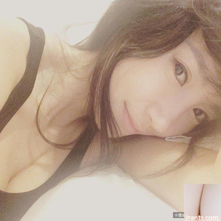 32D Hot Madou~Mia Wei Keren~mengambil selfie kabur di tempat tidur dengan kaki indahnya terbuka, menunjukkan temperamen dan kecantikannya (61P)