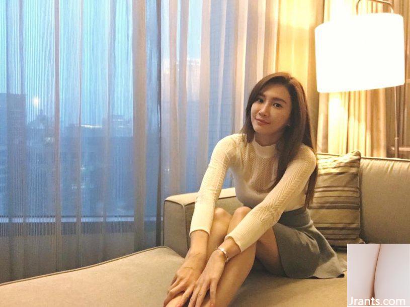 32D Hot Madou~Mia Wei Keren~mengambil selfie kabur di tempat tidur dengan kaki indahnya terbuka, menunjukkan temperamen dan kecantikannya (61P)